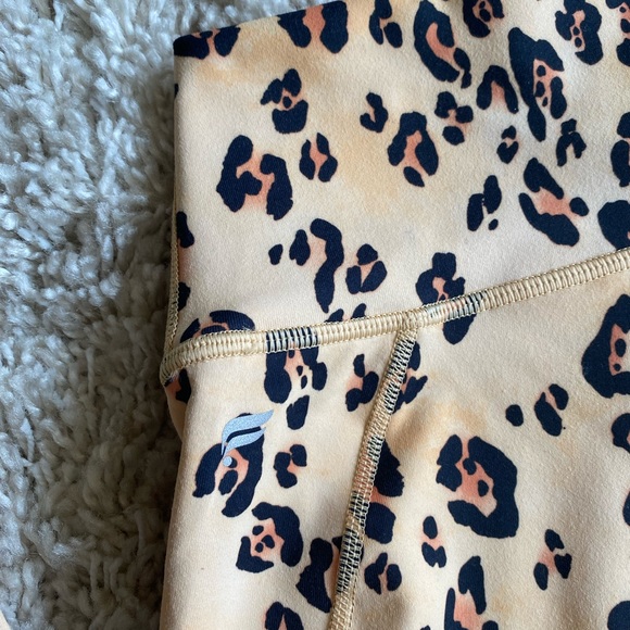 NWOT Fabletics Leopard Leggings with Pockets - Picture 2 of 11